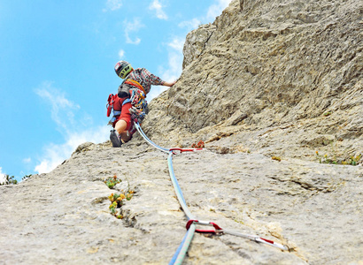 登山者到达山峰的峰会。攀爬和登山体育概念