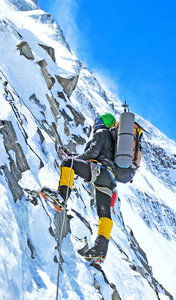 登山者到达山峰的峰会。攀爬和登山体育概念
