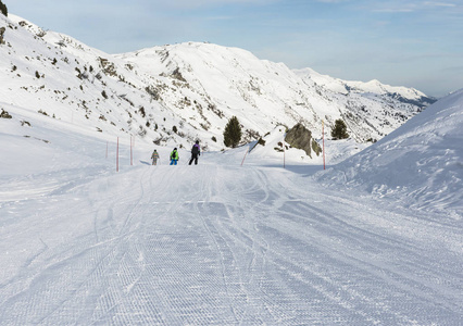 在高山滑雪场的滑雪道上滑雪者