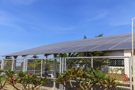 在绿色的田野，太阳能电站的太阳能电池板