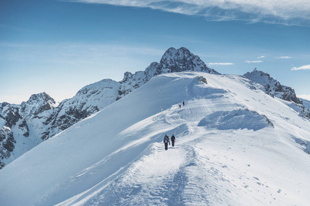 登山者旅行去雪峰在山