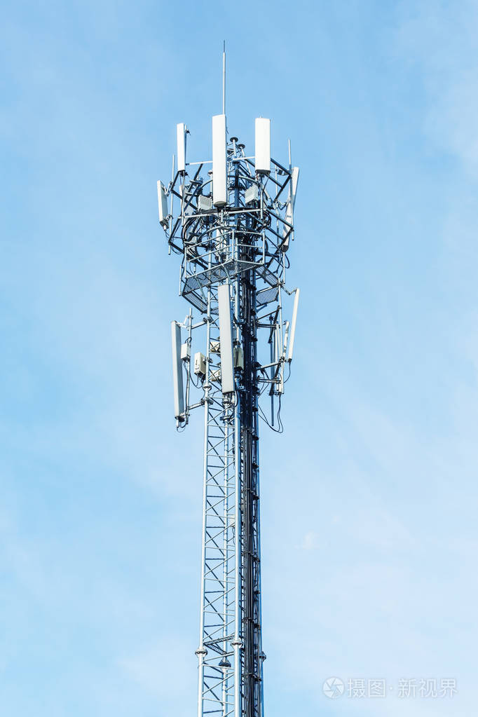 蓝天电信概念上的白色天线中继器塔
