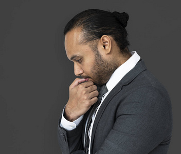 严重的印度商人照片