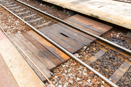 关闭旧的和干燥的木步道穿过铁路