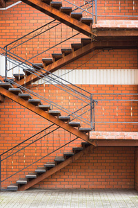 楼梯和扶手,背景为红砖墙照片