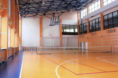 室内球馆内部的网球馆照片