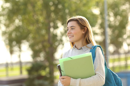 女学生到户外散步