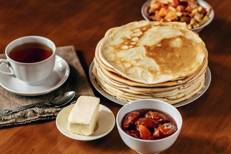 堆栈的美味的自制煎饼或 blini 与巧克力，喝杯茶，黄油