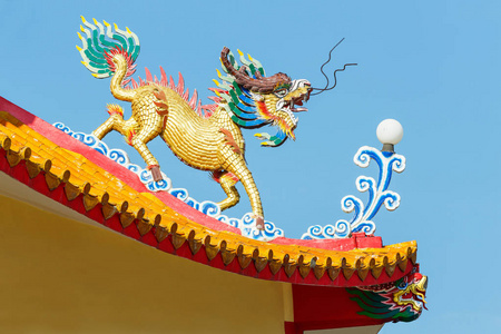 中国强大中国寺庙中五颜六色的麒麟雕像,强大的东方传奇动物照片