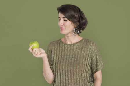 女人举行绿色苹果