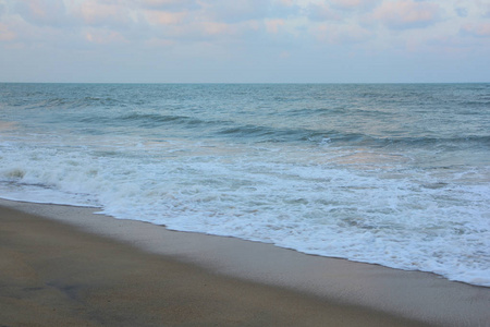波与沙海滩背景