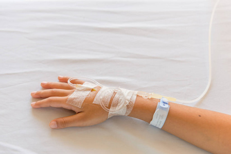在孩子们手上的生理盐水静脉滴注照片