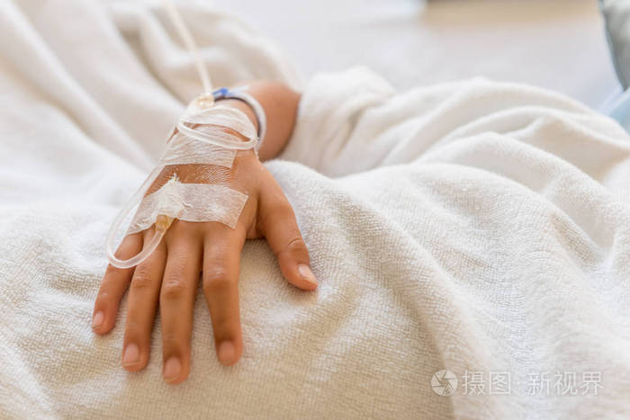 在孩子们手上的生理盐水静脉滴注
