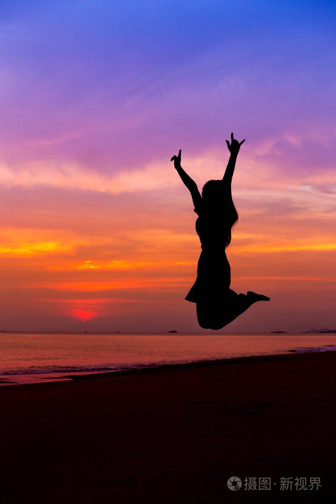 女人用手跳起来显示我爱你的轮廓