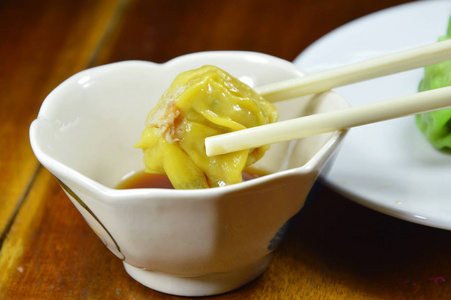 蒸饺子在筷子蘸酱摘