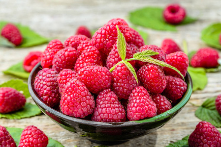 在一碗新鲜树莓夏季水果特写