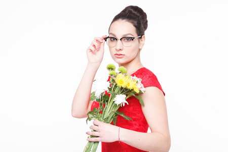 漂亮整洁的女性戴着眼镜，拿着一束鲜花