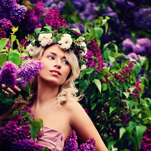 年轻的金发女子，与春天的花园里的花