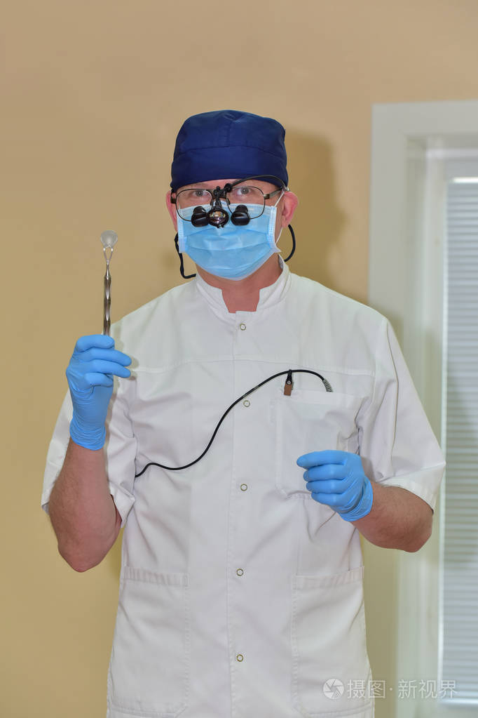 装备的肖像牙医