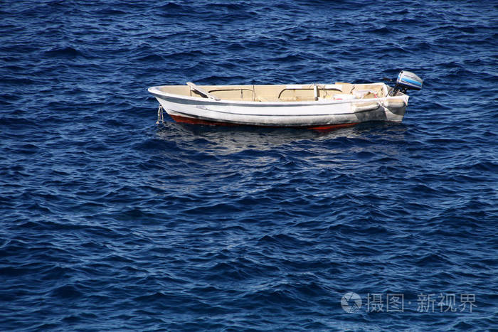 小型机动船上深蓝色的大海