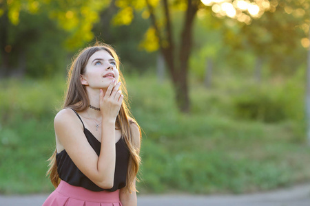 年轻漂亮的女孩显示情绪高兴快乐幸福照片
