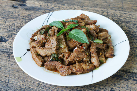 泰国食品木炭煮猪肉脖子辣沙拉图片
