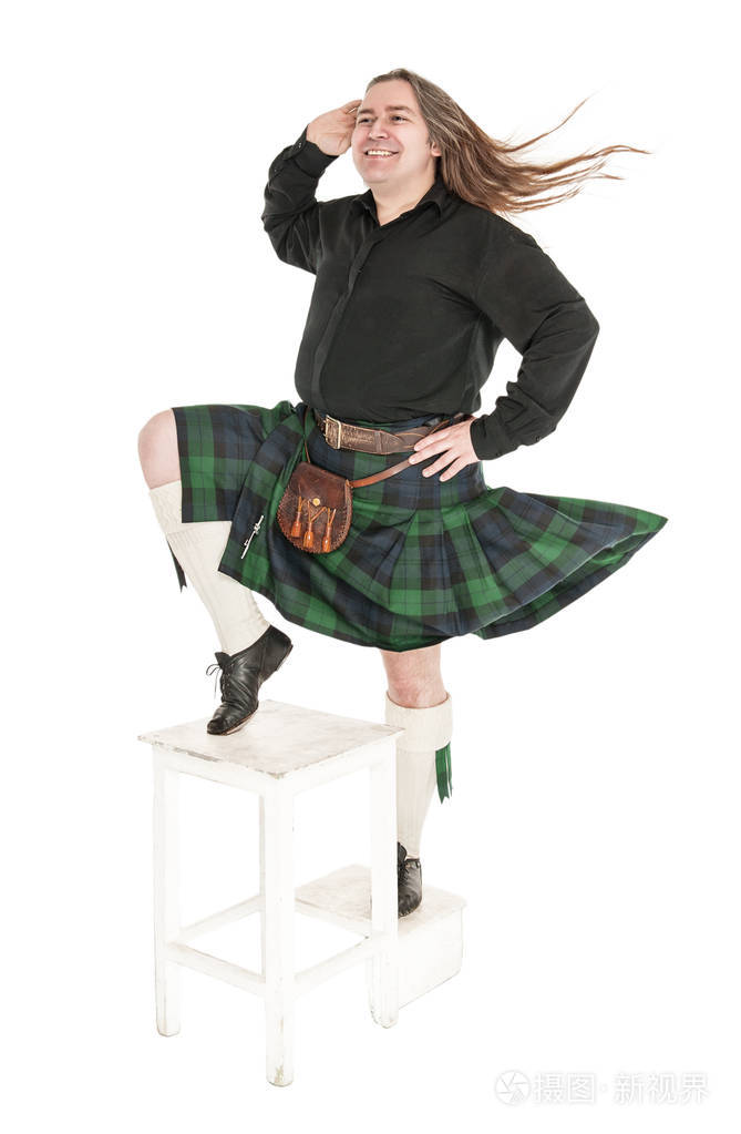 在传统的民族服装吹短裙苏格兰人