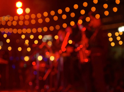 模糊光红色派对和音乐在酒吧在晚上