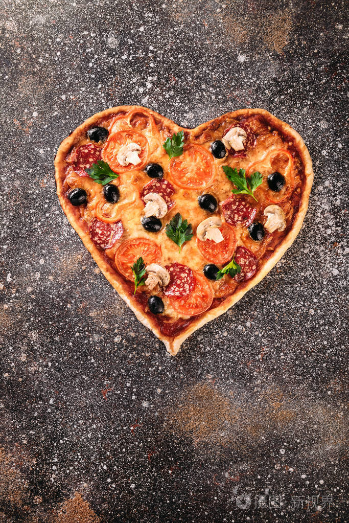 心形未准备好披萨番茄和干酪情人节在老式的具体背景上.