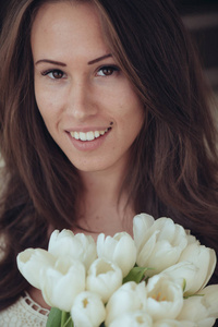 年轻女性肖像与郁金香花束