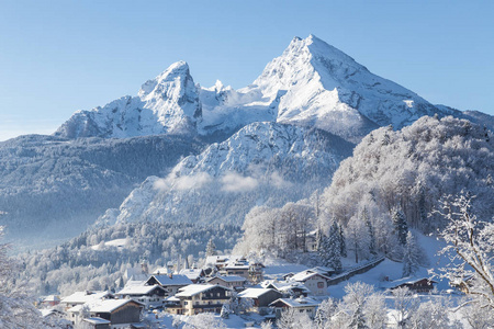 贝镇与 Watzmann 在冬天，巴伐利亚，德国