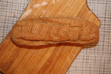 在砧板上的长法式面包。