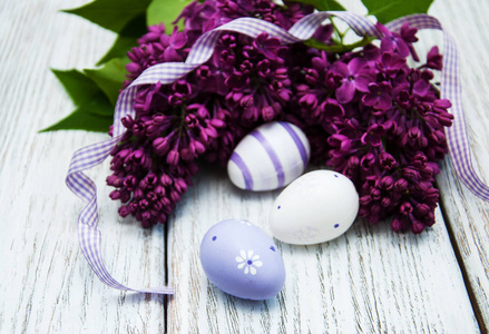 复活节彩蛋和紫丁香鲜花