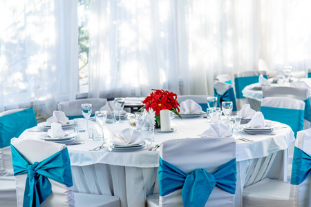 在一个国家里, 圆圆的白色桌子, 摆在桌布上吃饭照片