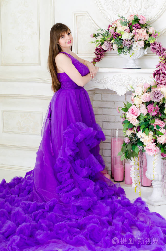 在紫色长裙的女孩