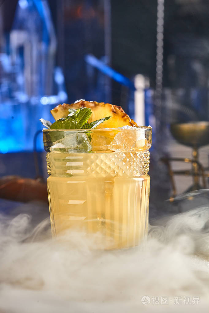 餐前鸡尾酒与菠萝和薄荷