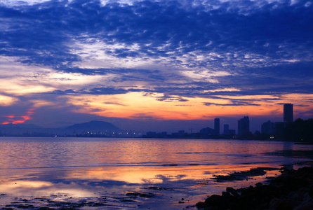 夜幕降临在海边的城市天际线图片