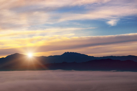 明亮的日出，雾在山谷和山峰