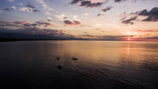 美丽的日出和日落与蓝色云彩在地平线蛤蓝色海和山背景在早晨和晚上 风景秀丽的海景与金黄光在夏天相似素材图片 摄图新视界 美丽的日出和日落与蓝色云彩在地平线蛤蓝色海和山背景在早晨和晚上 风景秀丽的海景与金黄光在夏天相似素材图片 摄图新视界
