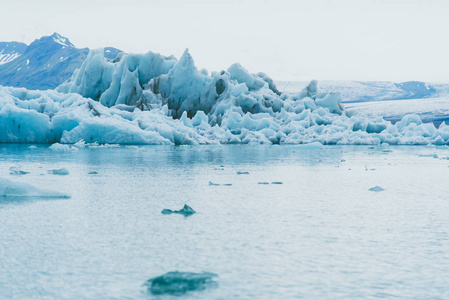在冰岛冰川湖
