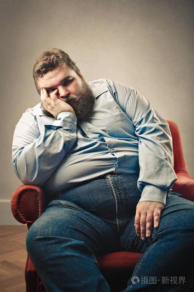 过度肥胖的男子看起来压力