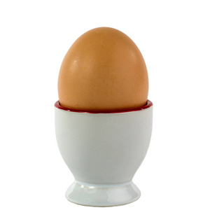 在白色背景上孤立的蛋杯单蛋