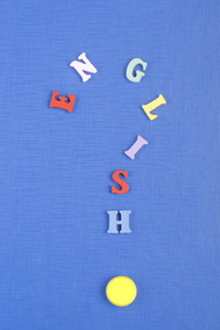 英语单词由五颜六色的ABC字母组成，蓝色背景下的木制字母组成，学习英语概念