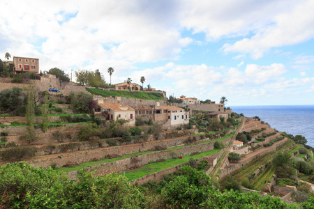 小镇 Banyalbufar 山全景和地中海在马略卡岛，西班牙
