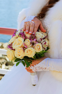 新娘举行婚礼花束的粉红色和白色的玫瑰花