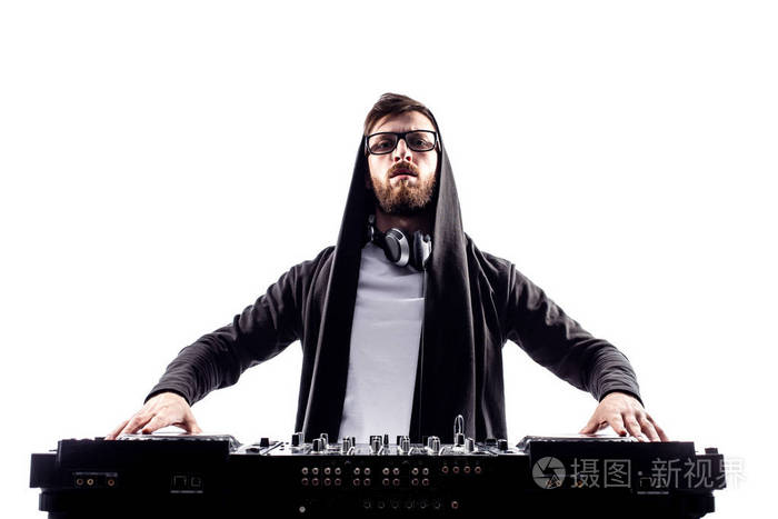 时髦男dj扮成混合控制台