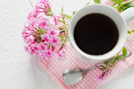 早晨喝咖啡或喝杯茶有粉红色花朵