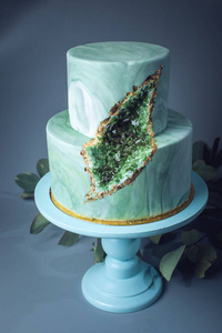 婚礼蛋糕装饰像与祖母绿切割石材大理石