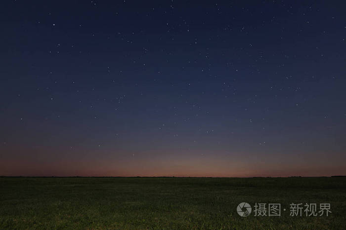 夜间草地背景。 夜空星空。 夜空中有星星照片-正版商用图片0xjq8o-摄图