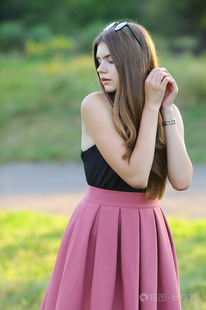 年轻漂亮的女孩显示情绪高兴快乐幸福